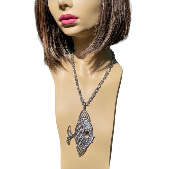 None Jewelry - Vintage Articulated Fish Pendent Fins & Eye Move 18” Chain Fashion Jewelry